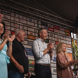 Zväčšiť fotografiu - Hviezdy dorazili do cieľa v púchove - TSK_okolo SR PU_mini-38